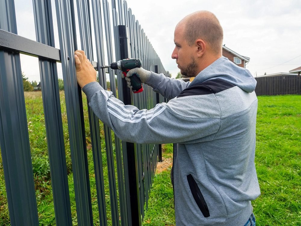 Does a Fencing Contractor Provide Their Own Materials?